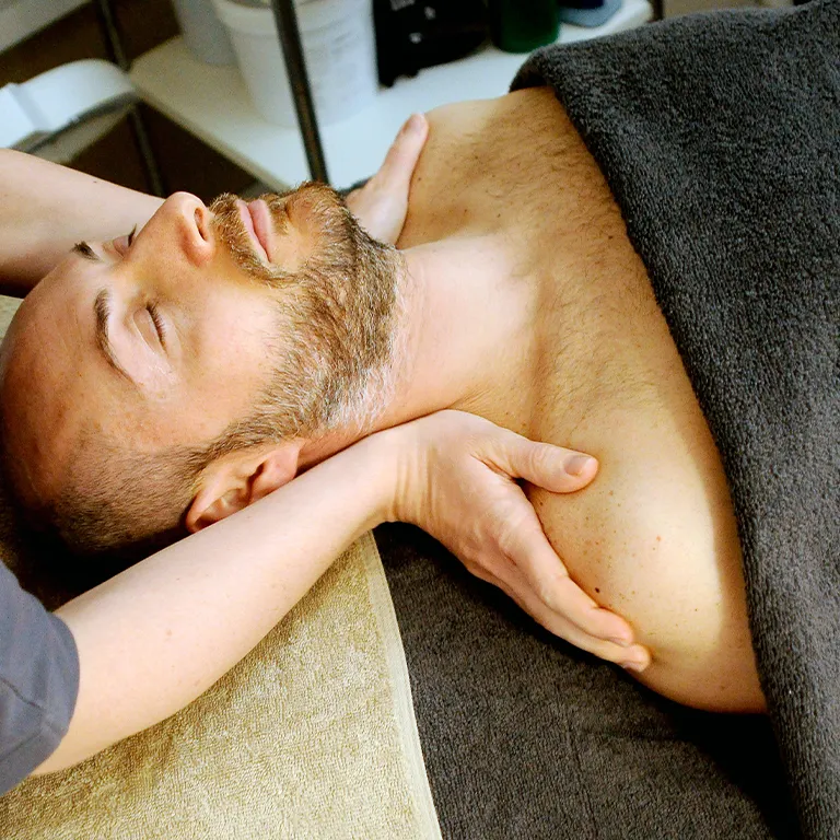 Image qui illustre: Massage Californien ou Deep Tissue de 55 minutes à Paris - 1