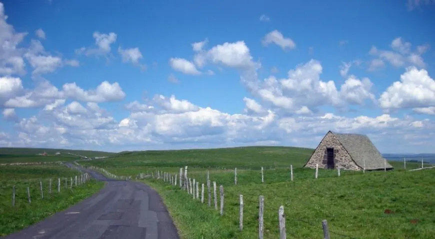 Image qui illustre: Cyclotourisme : Circuit Vers La Vallée Du Lot Et L'aubrac