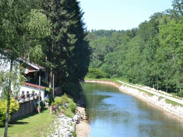 Image qui illustre: Véloroute La Voie Bleue - Bains-les-bains – Corre