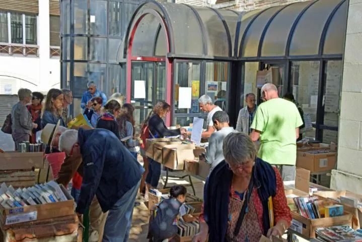 Image qui illustre: Exposition :  une biblio-braderie à la médiathèque !