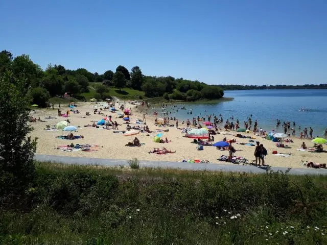 Image qui illustre: Plage Du Lac D'arjuzanx