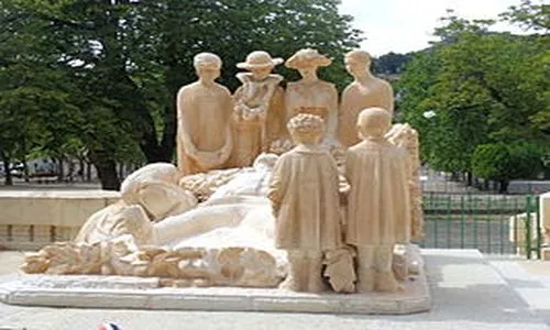 Image qui illustre: Monuments Aux Morts De Lodeve à Lodève - 0