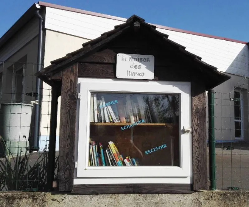 Image qui illustre: Boite À Livres - Saint-viaud à Saint-Viaud - 0