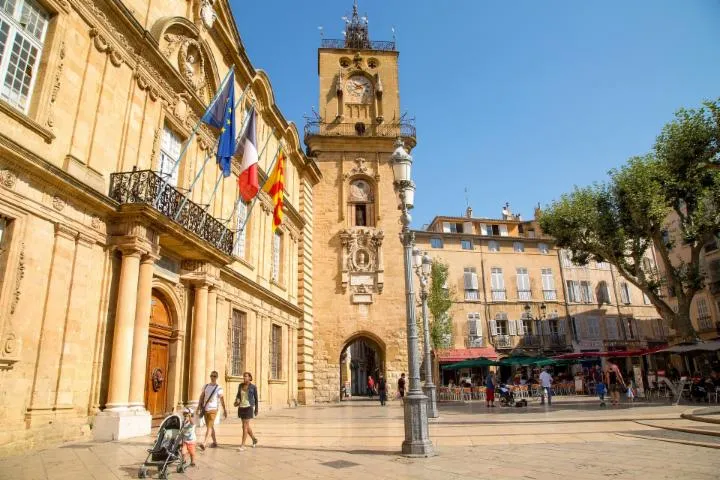 Image qui illustre: Visite Guidée "hôtel De Ville, Lieu Institutionnel Dont L'hiistoire Nous Ramène Au Moyen Âge