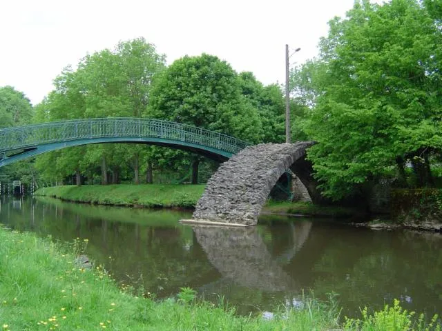 Image qui illustre: Pont médiéval dit 'Pont Malassert'