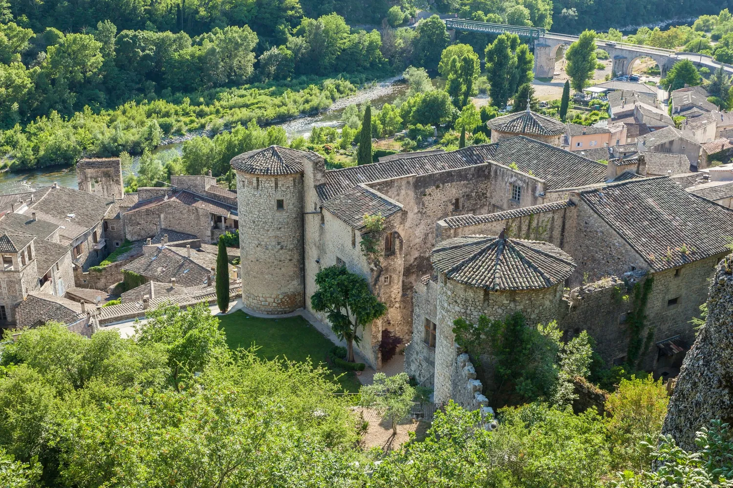 Image qui illustre: Château de Vogüé