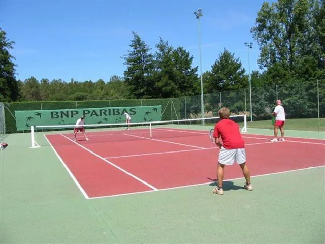 Image qui illustre: Courts De Tennis De Casteljaloux