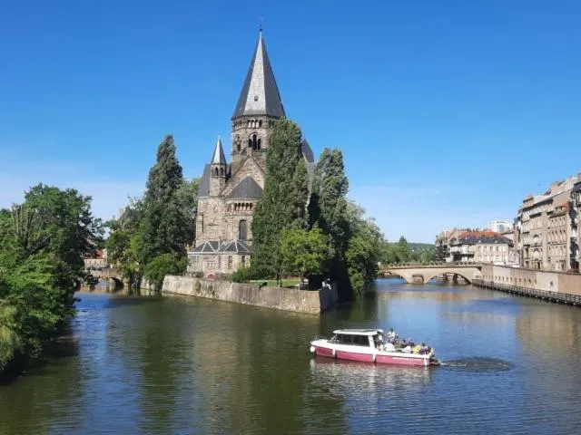 Image qui illustre: Découvrez une exposition sur les religions monothéistes et les cultes païens