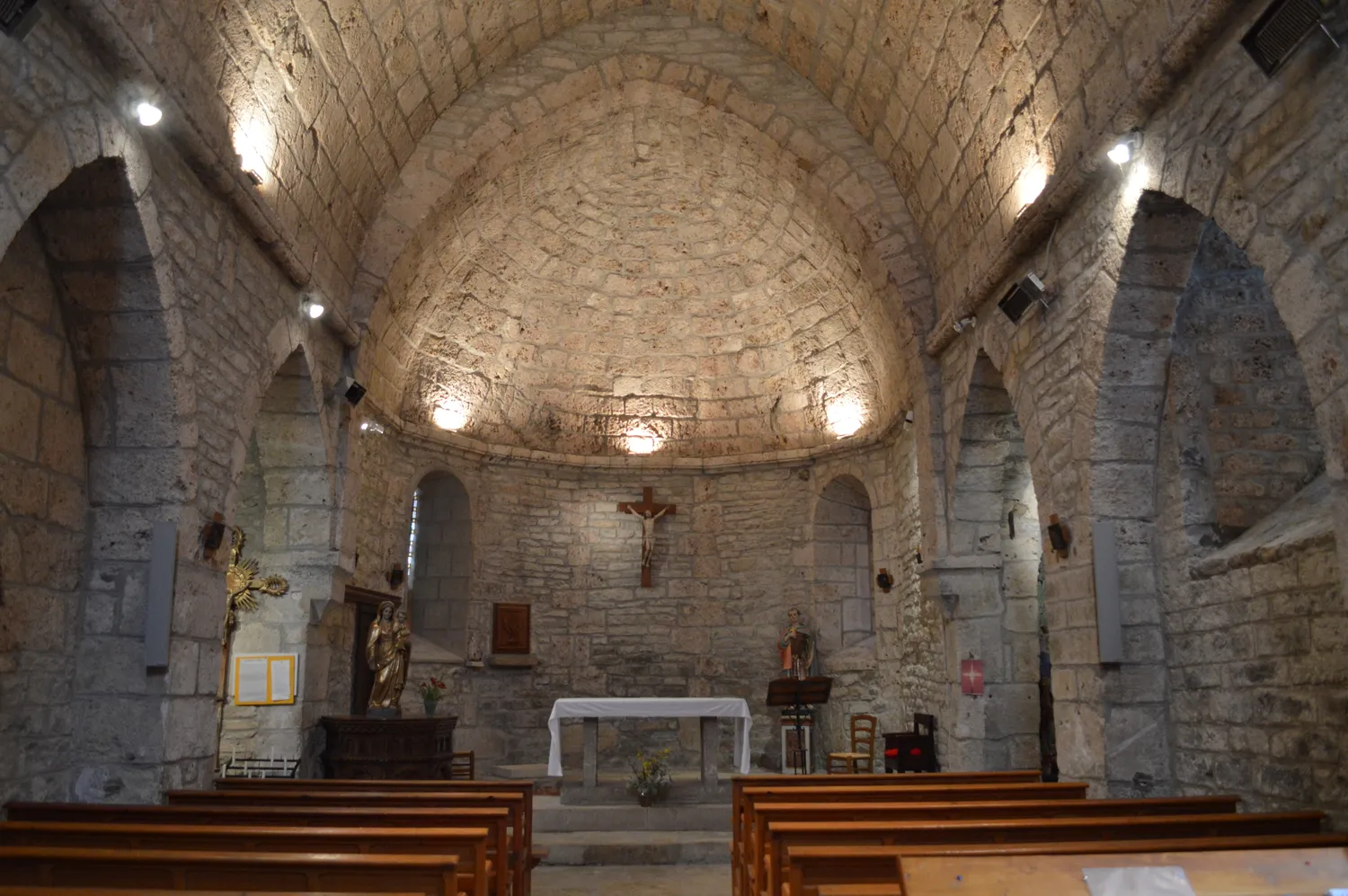 Image qui illustre: Eglise Saint-hippolyte à Esclanèdes - 2