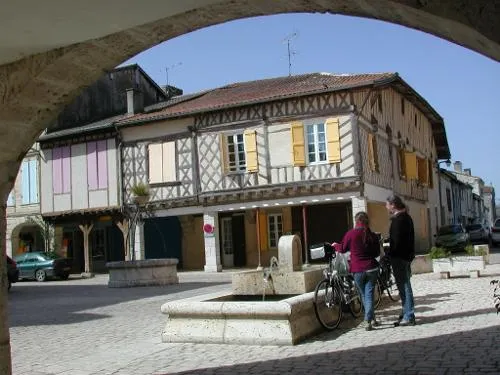 Image qui illustre: Damazan, La Bastide Du Canal De Garonne