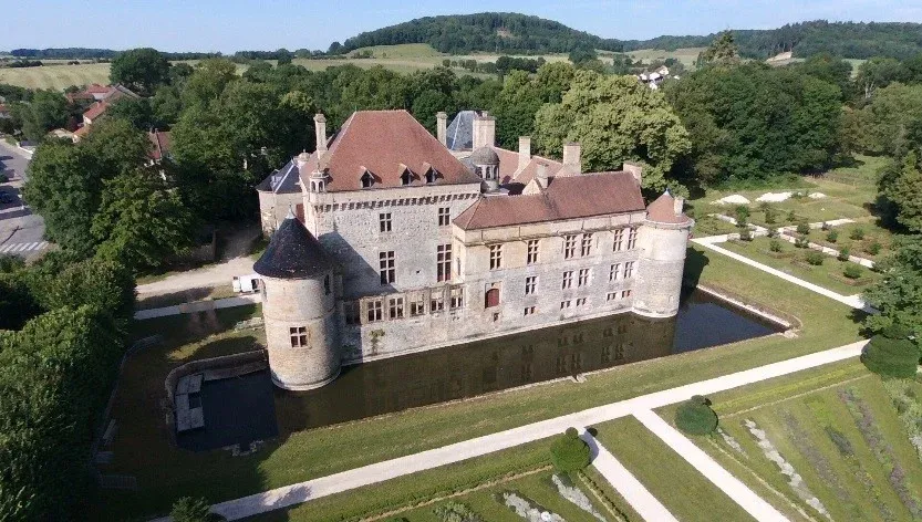 Image qui illustre: Visitez un château du XVIe siècle et ses jardins avec un guide à Le Pailly - 0