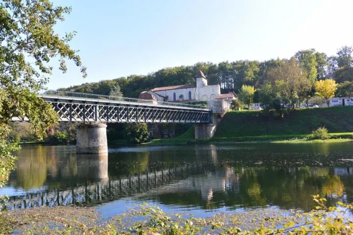 Image qui illustre: Pêcher Sur L'isle À Pied Ou À Vélo- Entre Neuvic-sur-L'isle, Douzillac Et Sourzac