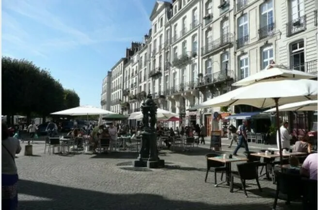 Image qui illustre: Visite guidée de la Place de la Bourse au quai de la Fosse à Nantes - 0