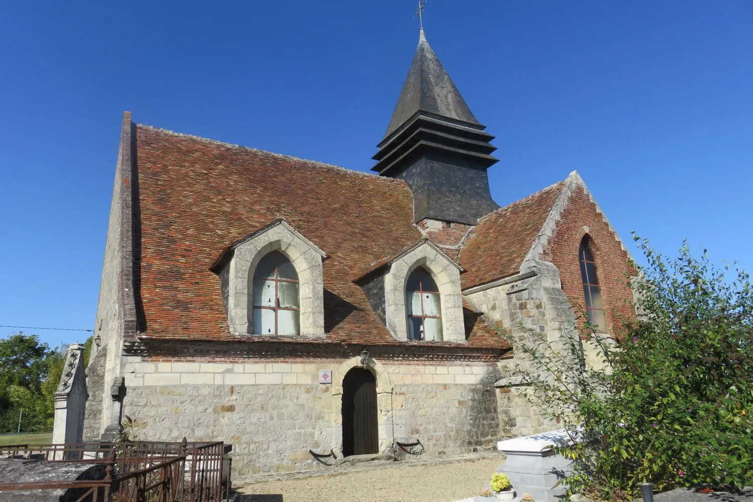 Image qui illustre: Eglise Saint-pierre à Caumont - 0