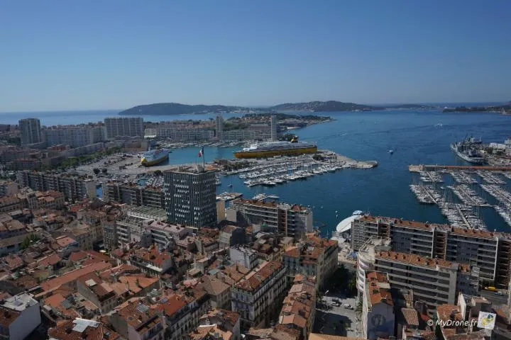 Image qui illustre: Le port de Toulon 