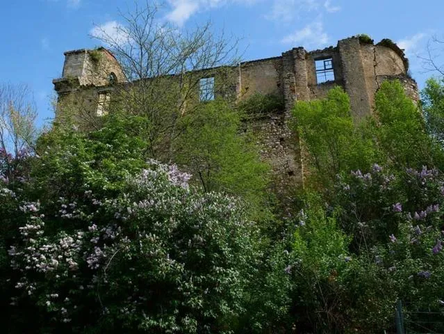 Image qui illustre: Parcours guidé du patrimoine de Pailhès : de l'église Saint-Genès au château de Pailhès