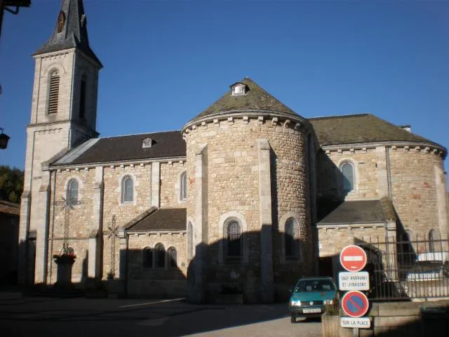 Image qui illustre: Eglise Collégiale Saint-hippolyte - Le Malzieu-ville