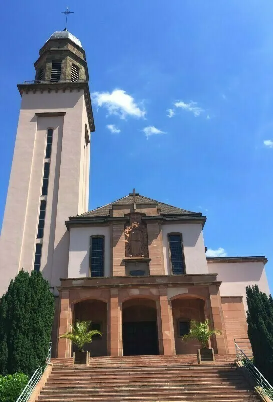 Image qui illustre: Découvrez une église catholique du XXe siècle à Wasselonne - 0
