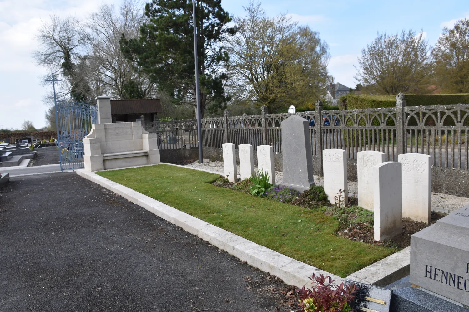 Image qui illustre: Ligny-en-cambrésis Communal Cemetery à Ligny-en-Cambrésis - 0