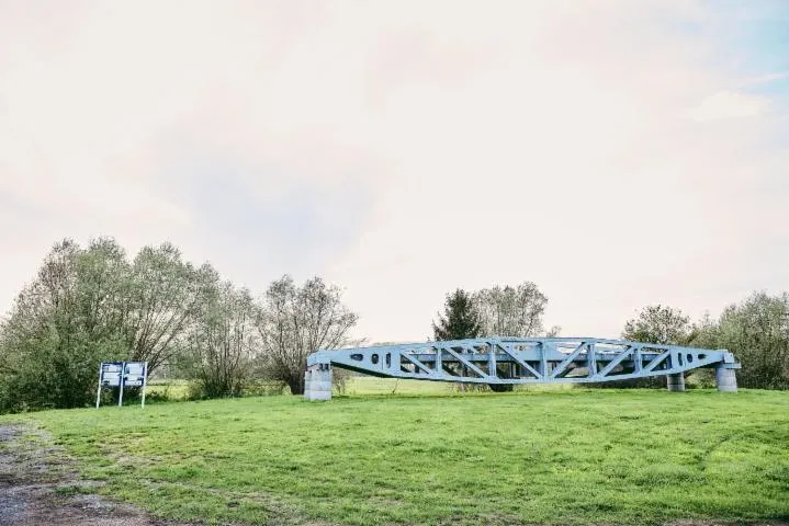 Image qui illustre: Pont Du Port Artificiel D'arromanches