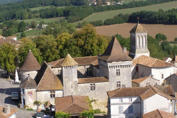 Image qui illustre: Visite du musée de la charentaise et du textile