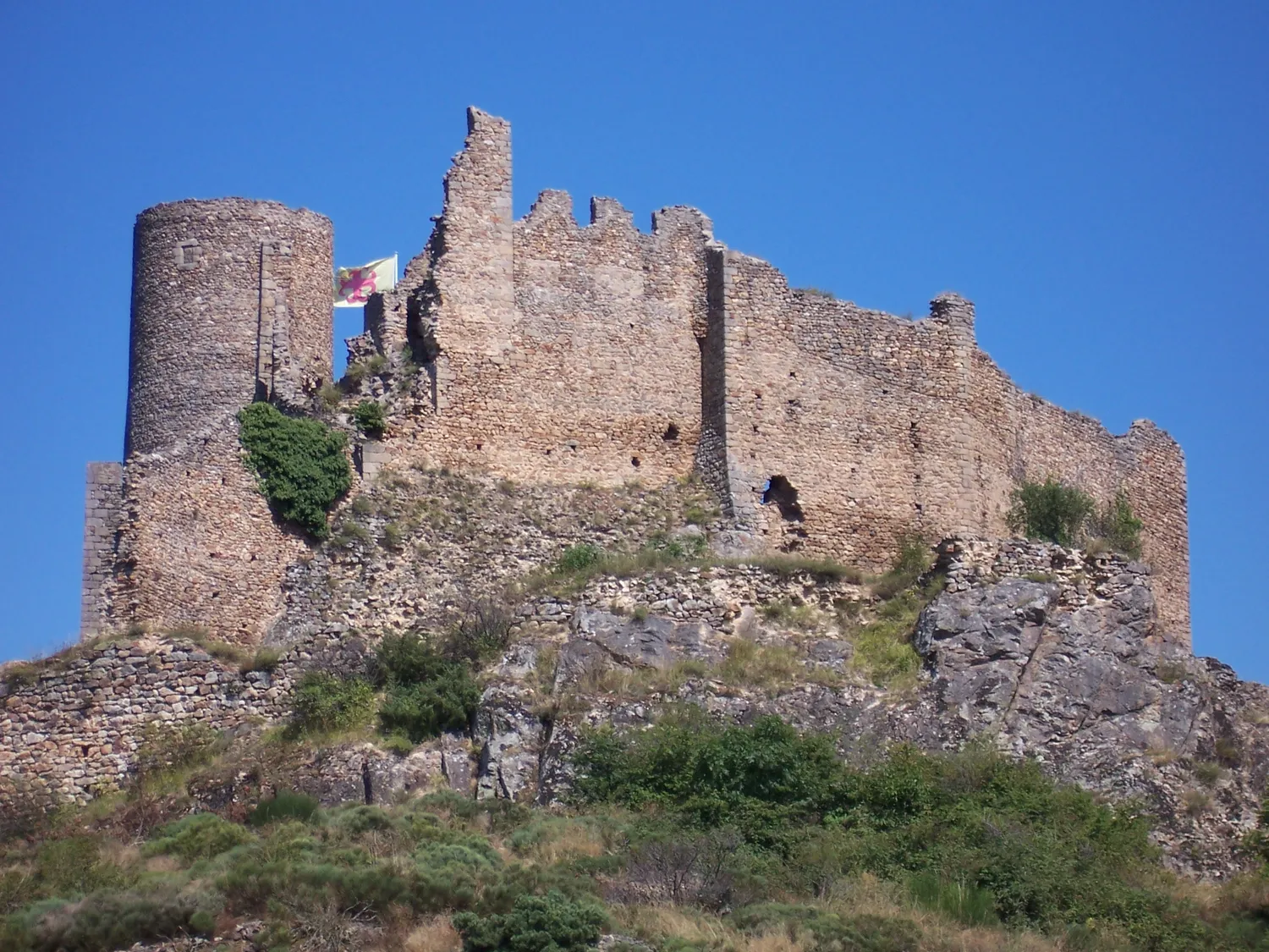 Image qui illustre: La forteresse médiévale de Couzan à Sail-sous-Couzan - 1