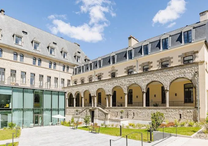 Image qui illustre: Visite de l'ancien collège de l'adoration