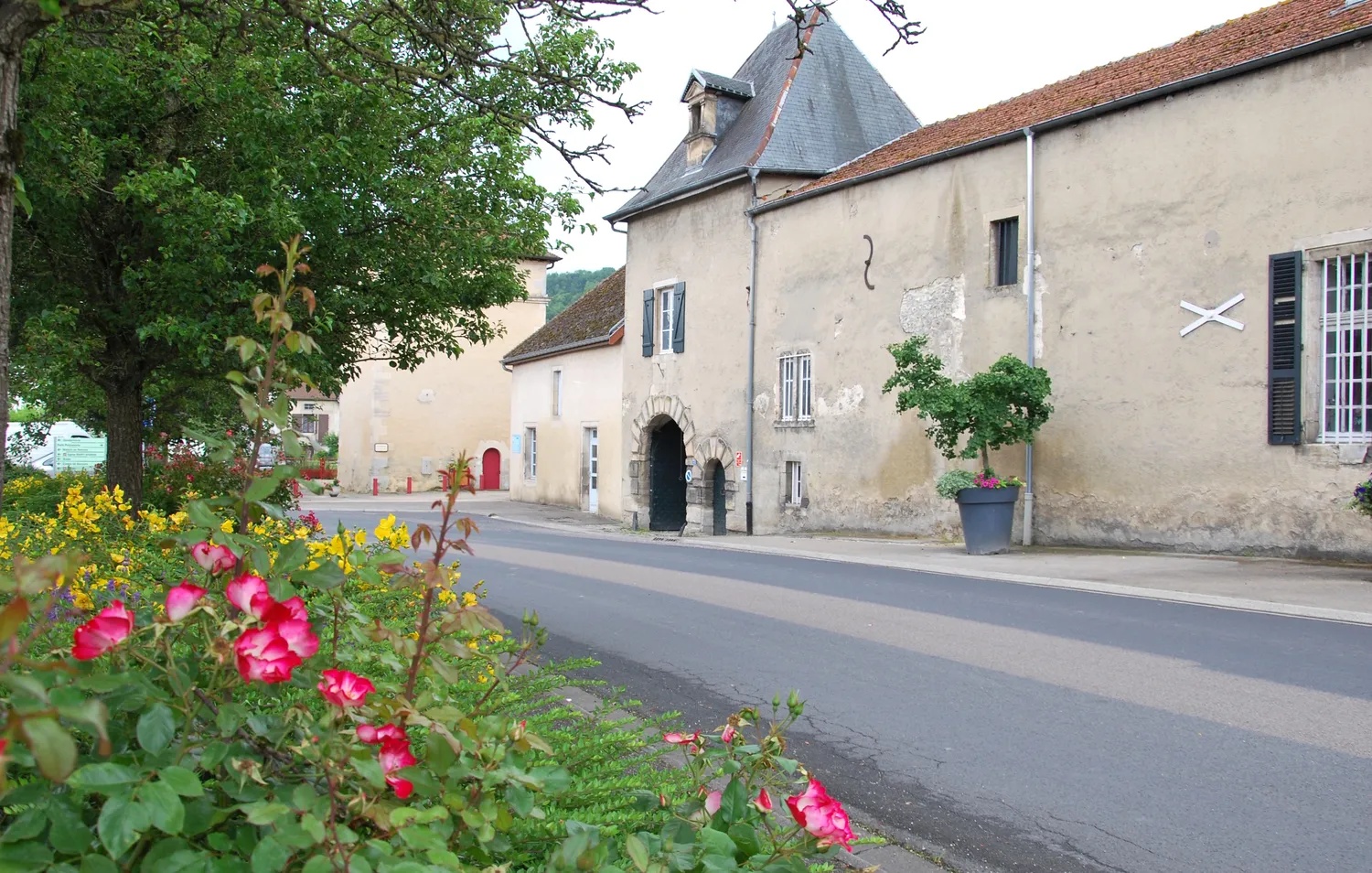 Image qui illustre: Découvrez un château des XVIIe-XVIIIe siècles et son jardin à Poissons - 0