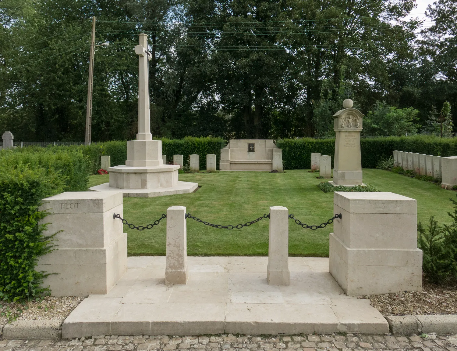 Image qui illustre: Le Cateau Communal Cemetery à Le Cateau-Cambrésis - 0