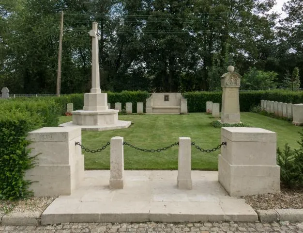 Image qui illustre: Le Cateau Communal Cemetery
