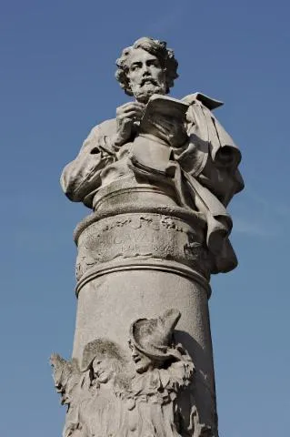 Image qui illustre: Statue du Gavarni