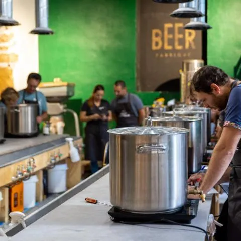 Image qui illustre: Brassez 18 litres de bière artisanale en équipes