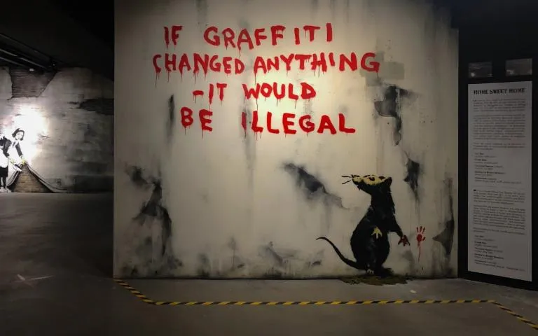 Image qui illustre: L'exposition permanente du musée Banksy sur le plus mystérieux des graffeurs