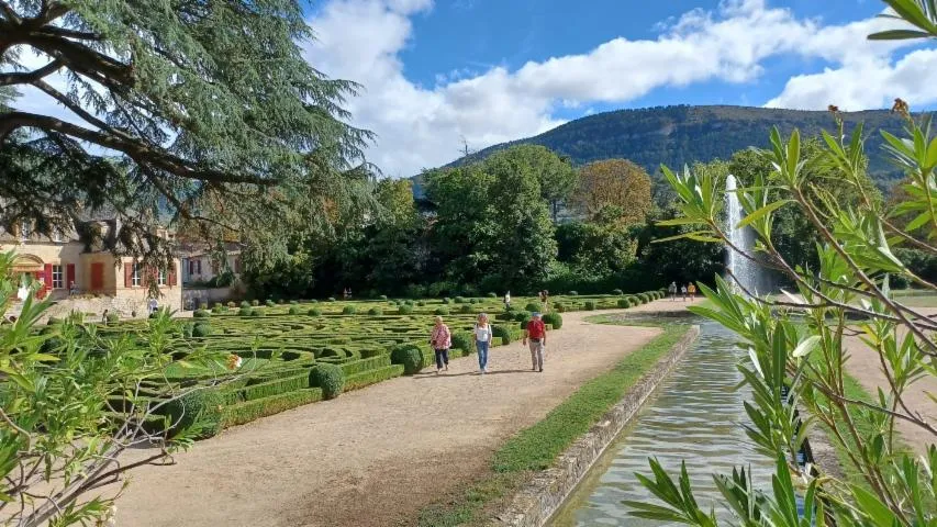 Image qui illustre: Une escapade enchantée au cœur des jardins à la française : art de la taille de pierres, exposition de peinture et visites guidées