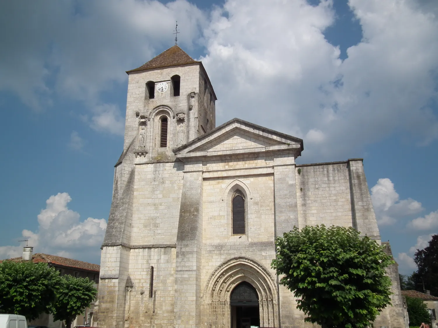 Image qui illustre: Église Saint-Mathias à Barbezieux-Saint-Hilaire - 0
