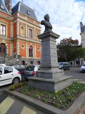 Image qui illustre: Buste de l'Amiral Bouvet à Saint Servan