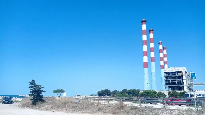 Image qui illustre: Côté Mer, La Centrale Edf Cycle Combine Gaz De Martigues Dévoile Son Patrimoine Maritime