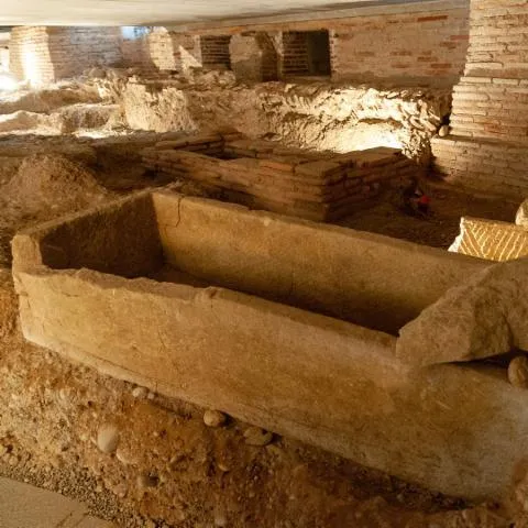 Image qui illustre: Visite guidée de la crypte archéologique de l'ancienne église Saint-Pierre-des-Cuisines