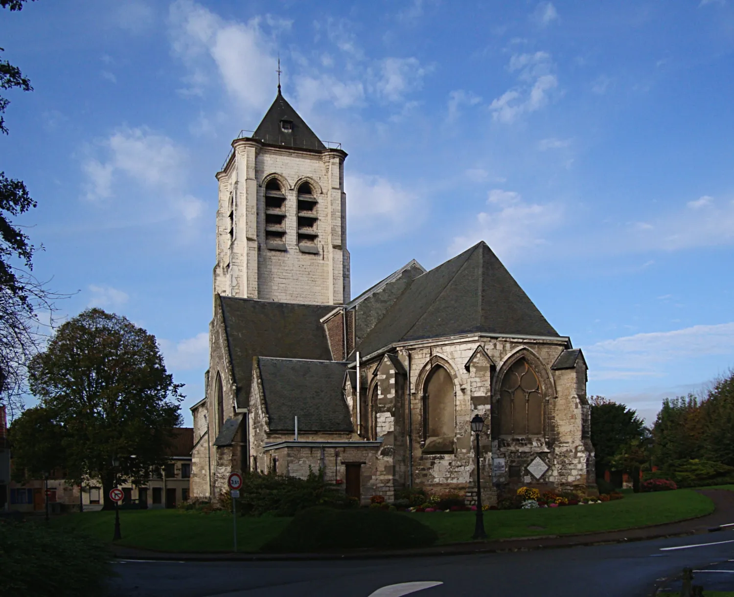 Image qui illustre: Église catholique Saint-Pierre de Flers-Bourg à Villeneuve-d'Ascq - 0