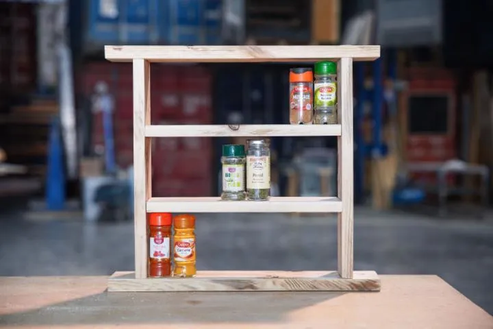 Image qui illustre: Fabriquez votre étagère à épices en bois de palette