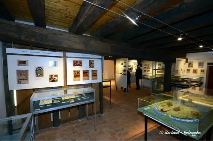Image qui illustre: Exposition Seigneurs, artisans, paysans : archéologie d'un village médiéval.