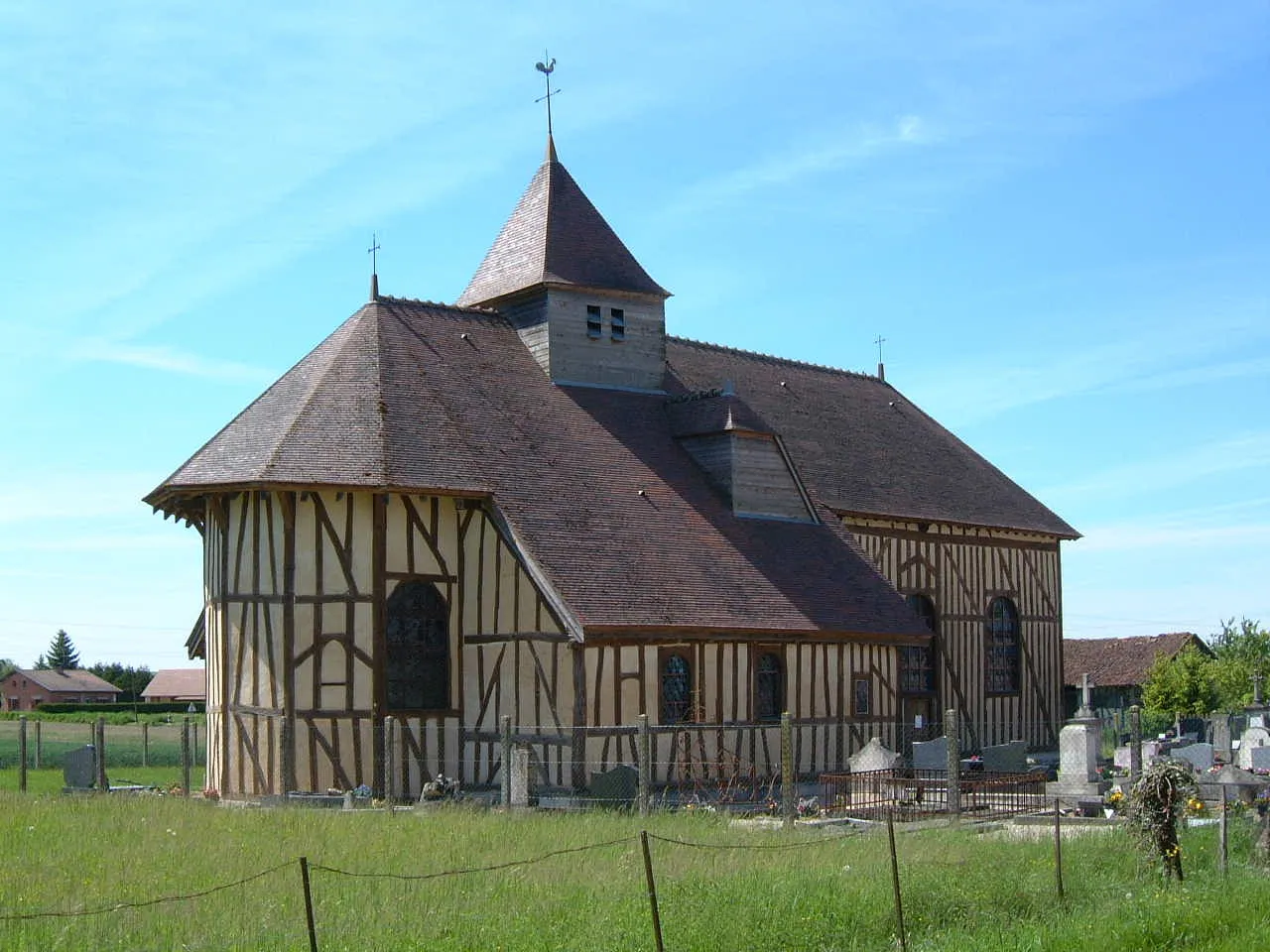 Image qui illustre: Eglise Saint-léger De Saint-léger-sous-margerie à Saint-Léger-sous-Margerie - 2