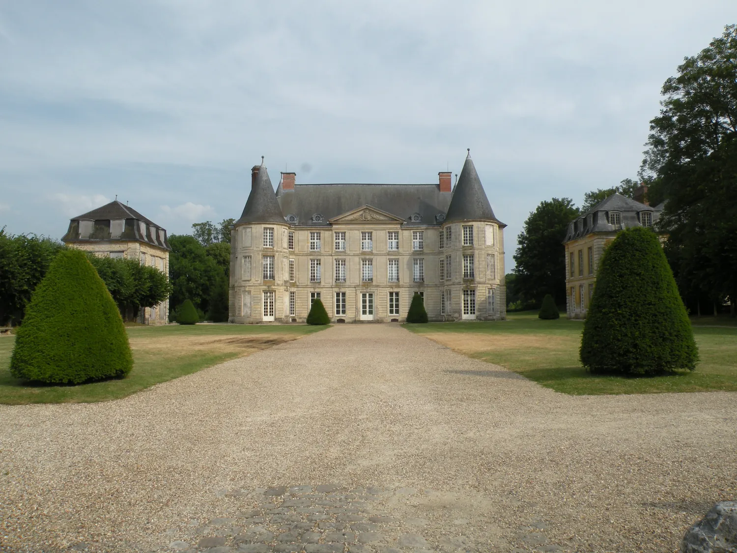 Image qui illustre: Château D'hénonville à Hénonville - 0