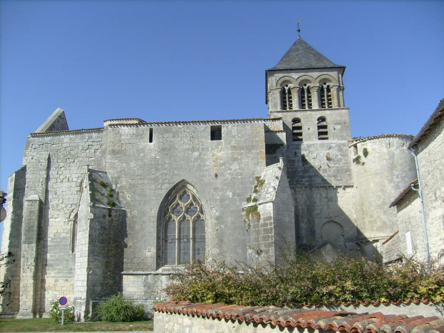 Image qui illustre: Eglise Saint-Pierre de Chaniers à Chaniers - 0