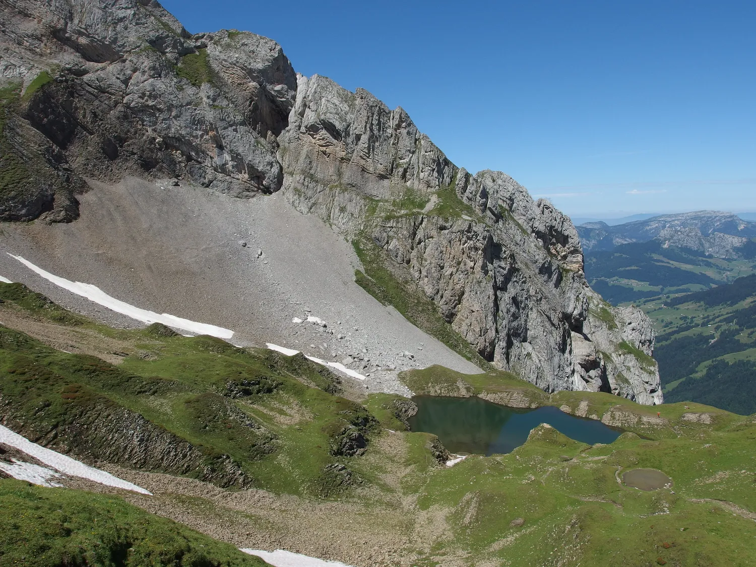 Image qui illustre: Lac de Tardevant à La Clusaz - 0