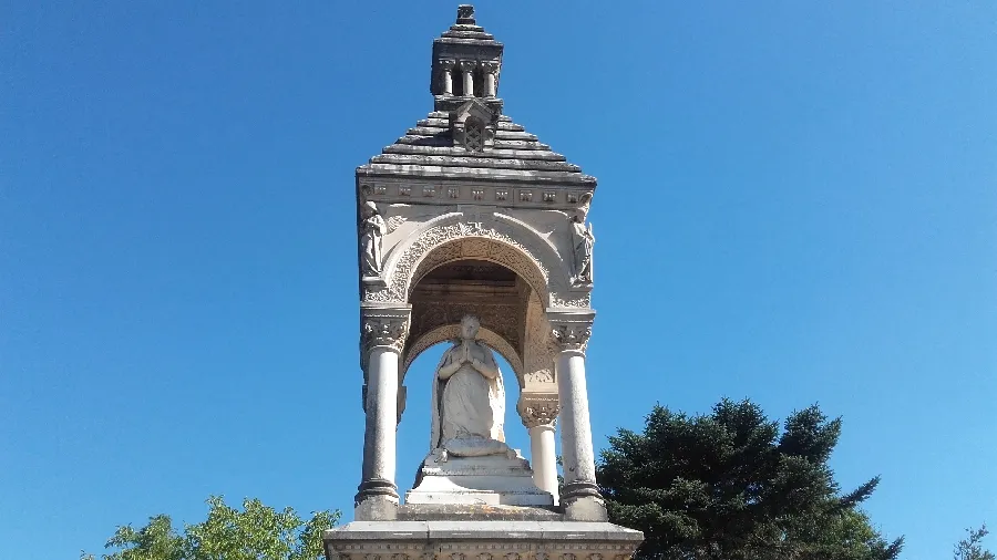Image qui illustre: Monument Talabot à Saint Geniez d'Olt et d'Aubrac - 0
