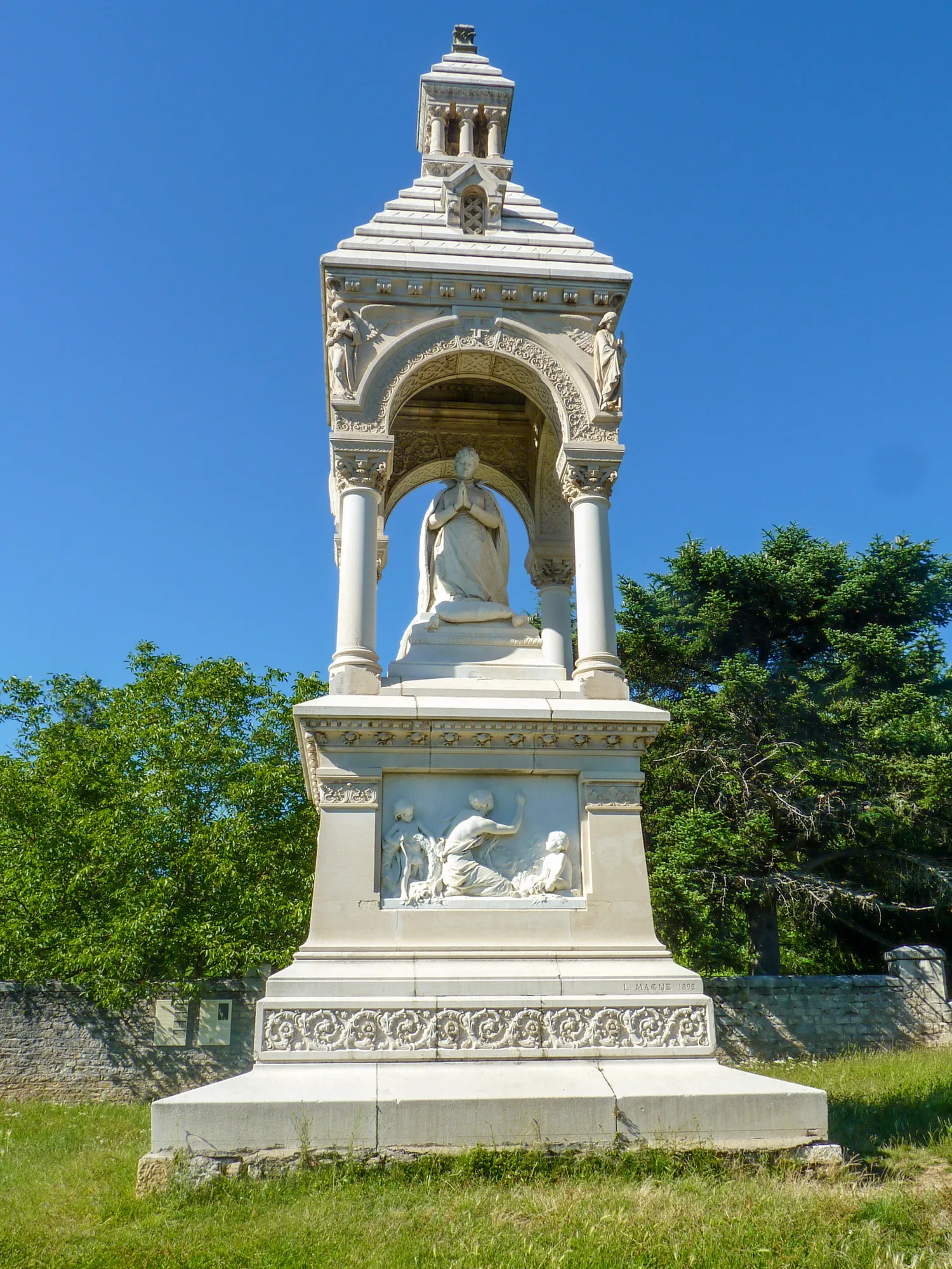 Image qui illustre: Monument Talabot à Saint Geniez d'Olt et d'Aubrac - 1