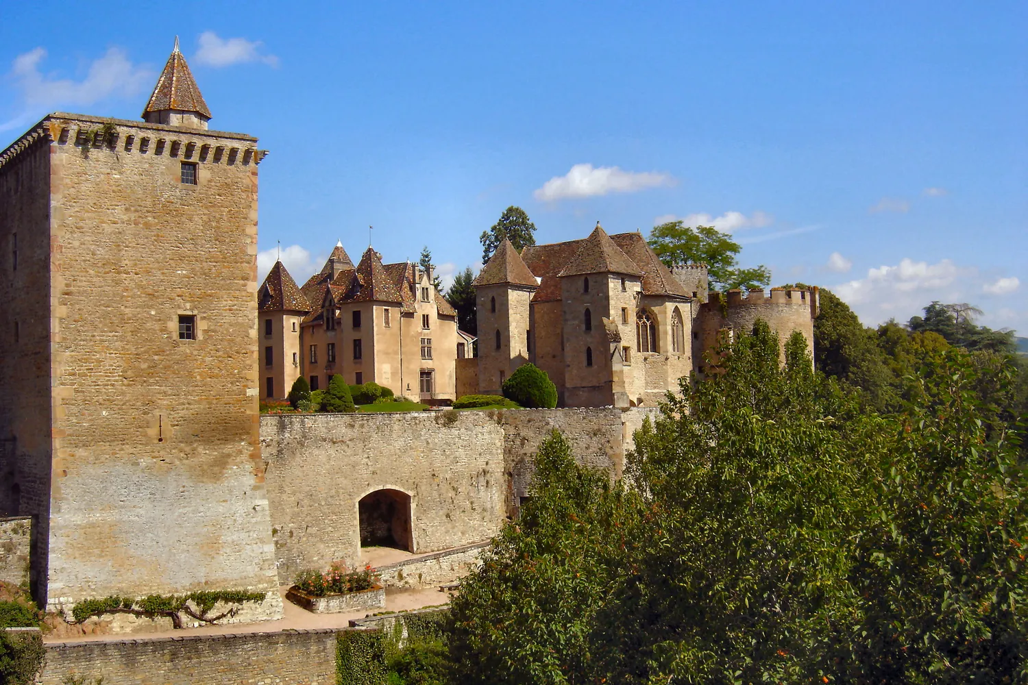 Image qui illustre: Château De Couches Marguerite De Bourgogne à Couches - 0
