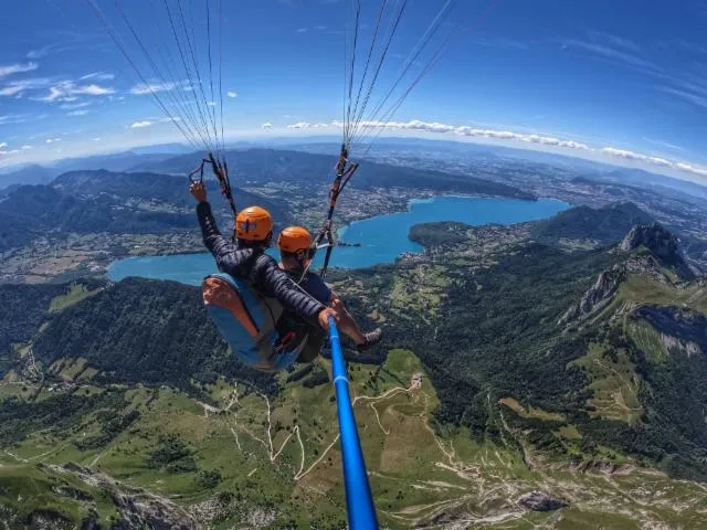 Image qui illustre: Adrenaline Parapente à Annecy