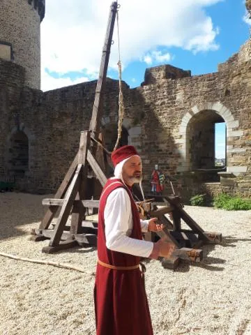 Image qui illustre: Atelier armes de jet médiévales au château de Vitré